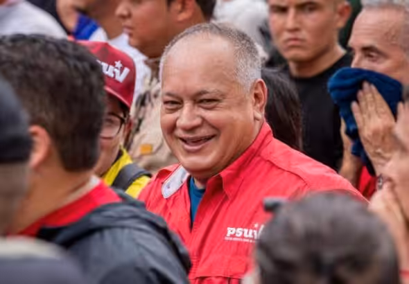 Diosdado Cabello stands in a crowd. Photo: Listin Diario.