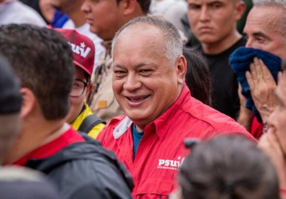 Diosdado Cabello stands in a crowd. Photo: Listin Diario.