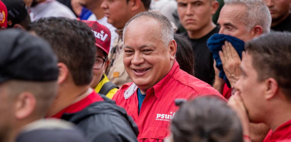 Diosdado Cabello stands in a crowd. Photo: Listin Diario.