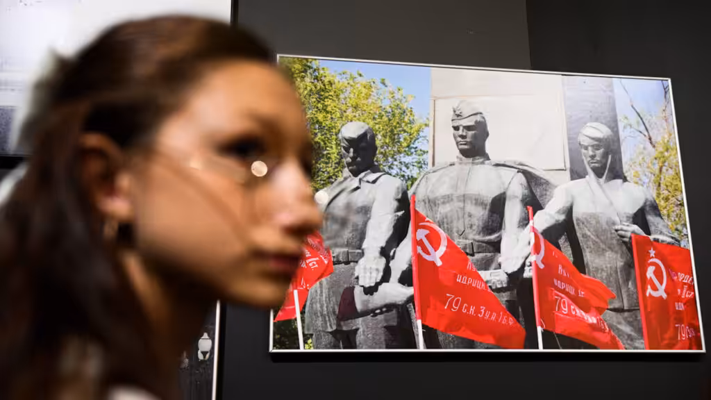 A girl tours an exhibition dedicated to the day of new regions’ reunification with Russia at the Victory Museum on Poklonnaya Hill in Moscow, Russia. Photo: Kirill Zykov/AP.