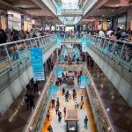 Crowd in a shopping center in Caracas for the 2022 Black Friday sales. Photo: Informe Confidencial.