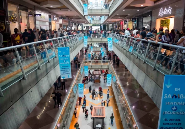 Crowd in a shopping center in Caracas for the 2022 Black Friday sales. Photo: Informe Confidencial.