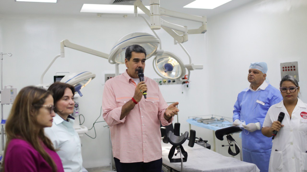 Venezuelan President Nicolás Maduro, accompanied by Ministers Gabriela Jiménez and Magaly Gutiérrez, tour the newly inaugurated renovated Brisas de Charallave Comprehensive Diagnostic Center, Miranda state, Venezuela. Photo: MIPPCI.