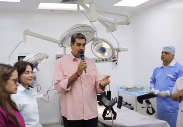 Venezuelan President Nicolás Maduro, accompanied by Ministers Gabriela Jiménez and Magaly Gutiérrez, tour the newly inaugurated renovated Brisas de Charallave Comprehensive Diagnostic Center, Miranda state, Venezuela. Photo: MIPPCI.