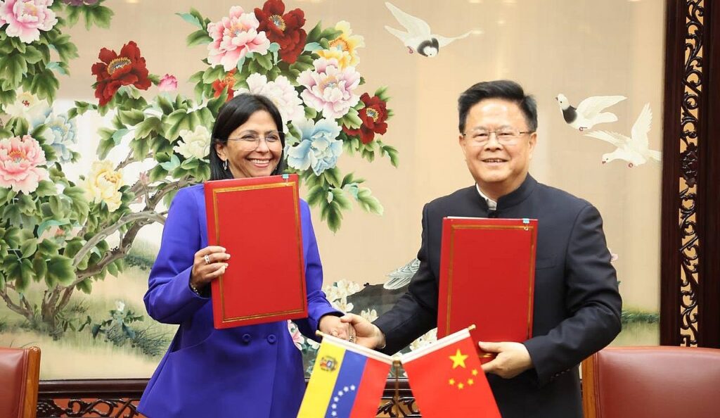 Venezuelan Vice President Delcy Rodríguez and the president of the National Development and Reform Commission of China, Zheng Shanjie, pose with copies of the signed bilateral memorandum. Photo: Xinhua/Yin Bogu.
