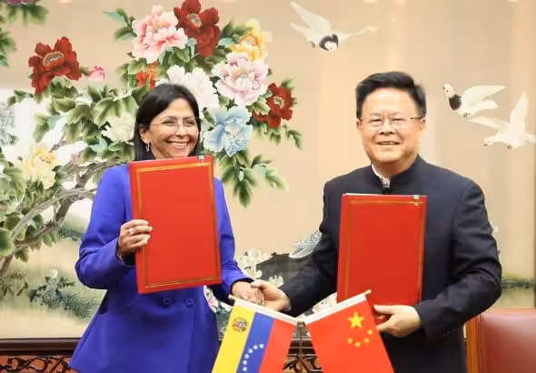 Venezuelan Vice President Delcy Rodríguez and the president of the National Development and Reform Commission of China, Zheng Shanjie, pose with copies of the signed bilateral memorandum. Photo: Xinhua/Yin Bogu.