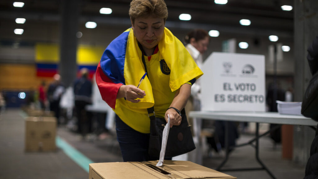 A woman votes in the Ecuadorian consultation and referendum in Madrid, Spain, April 21, 2024. Photo: Luis Soto.