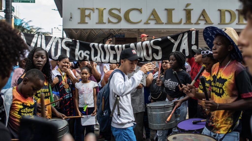 Rally outside prosecutors office in Guayaquil demanding the immediate return of the four disappeared children. Photo: CDH Guayaquil.