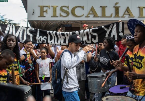 Rally outside prosecutors office in Guayaquil demanding the immediate return of the four disappeared children. Photo: CDH Guayaquil.