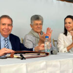 Venezuelan far-right opposition politician Henry Ramos Allup (center) with far-right former presidential candidate Edmundo González (left) and far-right politician María Corina Machado (right) at an event. Photo: X/@latablablog.