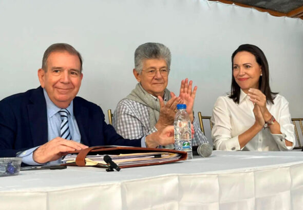 Venezuelan far-right opposition politician Henry Ramos Allup (center) with far-right former presidential candidate Edmundo González (left) and far-right politician María Corina Machado (right) at an event. Photo: X/@latablablog.