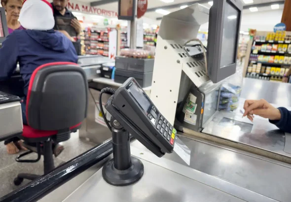 Electronic payment terminal in a grocery store in Venezuela. Photo: EFE.