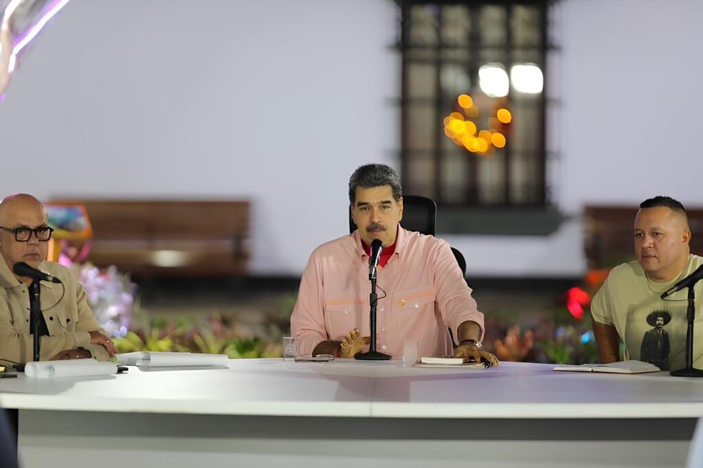 Venezuelan President Nicolás Maduro (center), accompanied by the President of the National Assembly Jorge Rodríguez (right) and the Minister for Communes Angel Prado (left), during a working meeting on Wednesday, December 4, 2024. Photo: Presidential Press.
