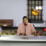 Venezuelan President Nicolás Maduro (center), accompanied by the President of the National Assembly Jorge Rodríguez (right) and the Minister for Communes Angel Prado (left), during a working meeting on Wednesday, December 4, 2024. Photo: Presidential Press.