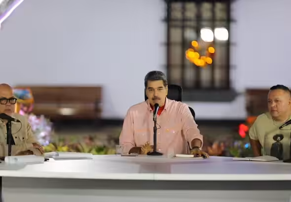 Venezuelan President Nicolás Maduro (center), accompanied by the President of the National Assembly Jorge Rodríguez (right) and the Minister for Communes Angel Prado (left), during a working meeting on Wednesday, December 4, 2024. Photo: Presidential Press.