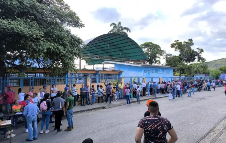 Long queues at a voting center in Venezuela for the election of communal justices of the peace on Sunday, December 15, 2024. Photo: VTV.