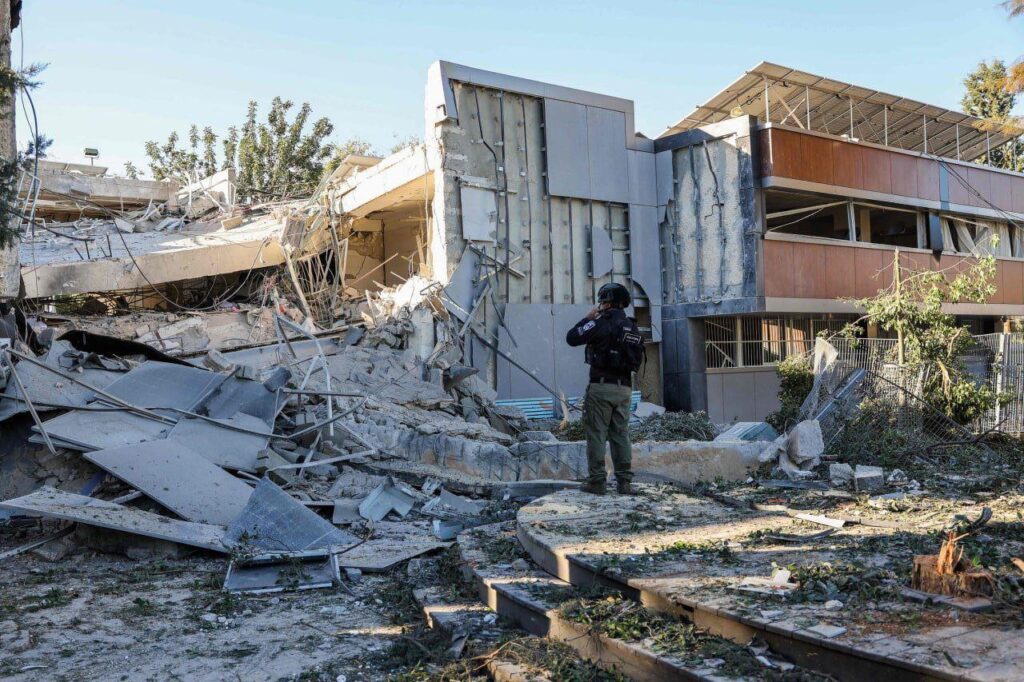 An "Israeli" Bomb Disposal Unit member inspects the rubble at a site in Ramat Gan, near Tel Aviv, impacted by fragments of a missile launched from Yemen. Photo: AFP.