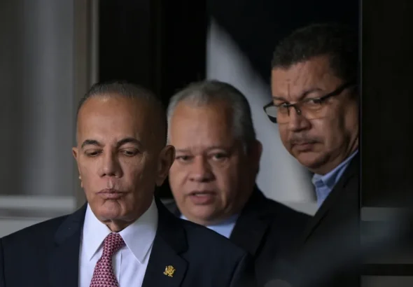 Manuel Rosales (left), leader of Un Nuevo Tiempo, accompanied by José Luis Cartaya (center), general secretary of the Democratic Unity Roundtable (MUD) and Simón Calzadilla of Movement for Venezuela, leaves the Supreme Court of Justice (TSJ) in Caracas on August 7, 2024. Photo: AFP.