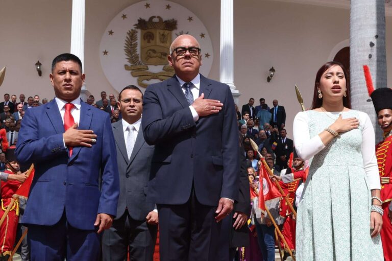 PSUV Deputies Jorge Rodríguez (center), Pedro Infante (left), and América Pérez (right) take oath as the top authorities of the National Assembly during the opening of the legislative year in Venezuela, January 5, 2025. Photo: Últimas Noticias.