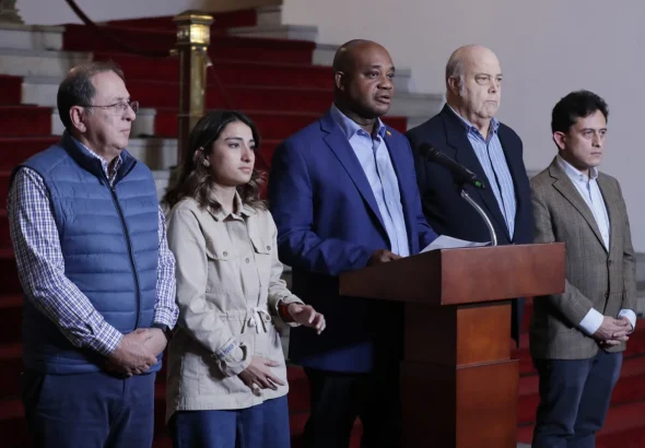 Outgoing Colombian foreign minister Luis Gilberto Murillo reading a statement after a clash with the US government over dehumanizing deportation flights. Photo: Carlos Ortega/EFE.