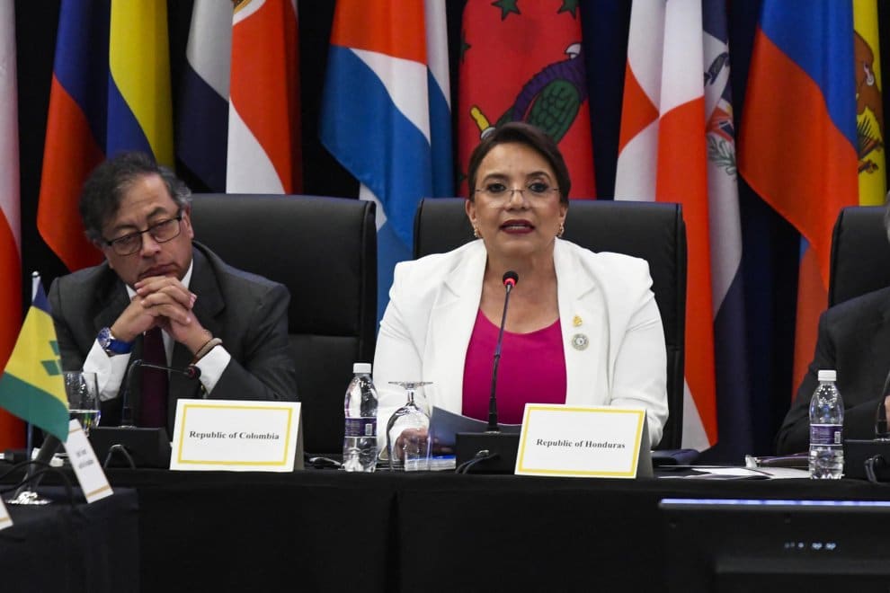 Presidents Xiomara Castro (Honduras) and Gustavo Petro (Colombia) at a CELAC meeting. Randy Brooks/AFP.