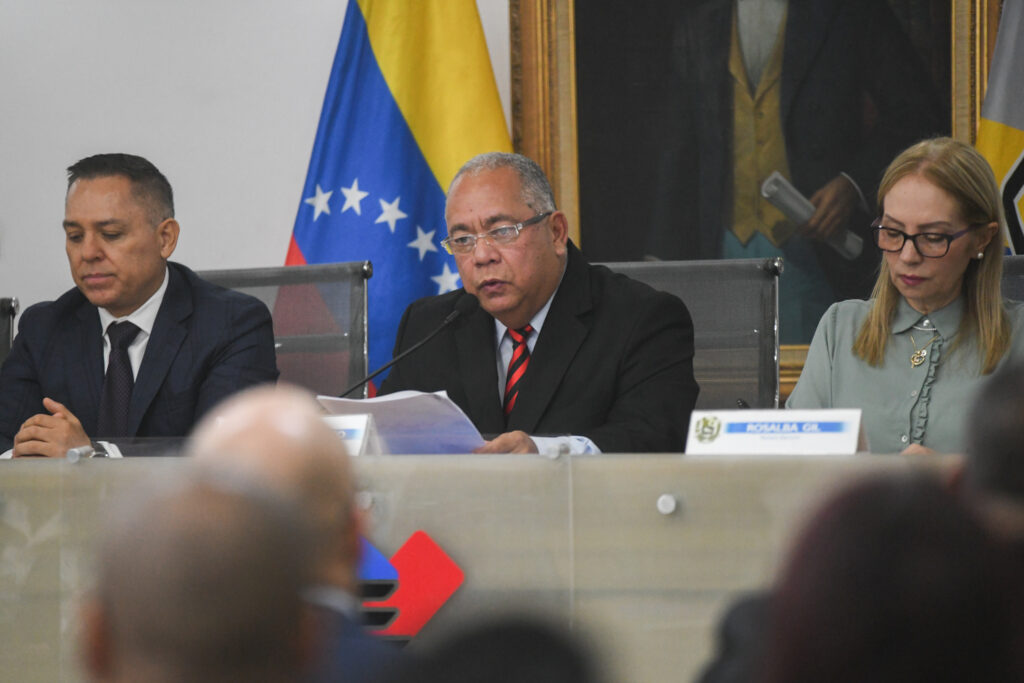 Venezuelan National Electoral Council President Elvis Amoroso announcing the date of the upcoming parliamentary and governor elections in Venezuela for April 27, 2025. Photo: Question Digital.