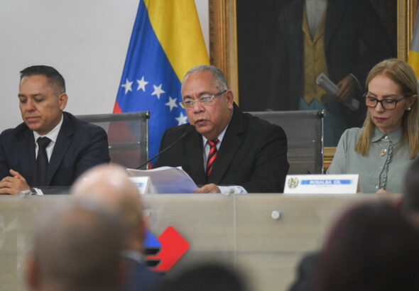 Venezuelan National Electoral Council President Elvis Amoroso announcing the date of the upcoming parliamentary and governor elections in Venezuela for April 27, 2025. Photo: Question Digital.