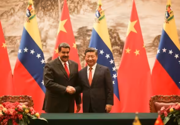 Venezuelan President Maduro (left) shakes the hand of Chinese President Xi Jinping (right) during his state visit to China in 2018. Photo: X/@NicolasMaduro.