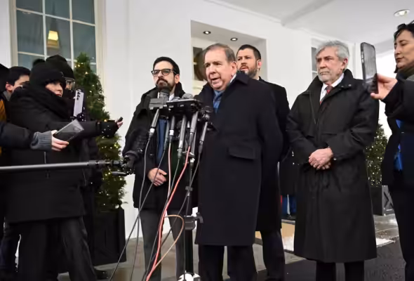 Edmundo González issues a statement to the press. Photo: ABC.