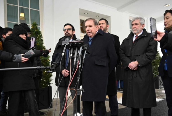 Edmundo González issues a statement to the press. Photo: ABC.