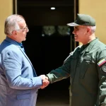 Venezuelan Defense Minister Vladimir Padrino (right) shakes hands with his Colombian counterpart Iván Velásquez during a meeting in 2022. Photo: Colombian Defense Ministry/file photo.