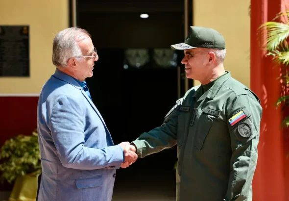 Venezuelan Defense Minister Vladimir Padrino (right) shakes hands with his Colombian counterpart Iván Velásquez during a meeting in 2022. Photo: Colombian Defense Ministry/file photo.
