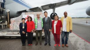 Representatives of the Cuban government alongside the Chinese ambassador to Cuba; all comrades in the struggle for humanity. Photo: Embaixada da China em Cuba.