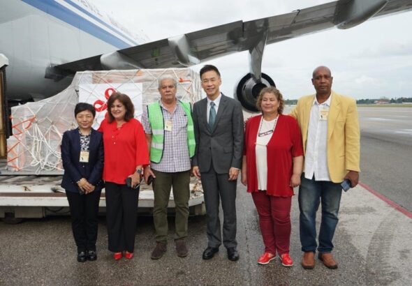 Representatives of the Cuban government alongside the Chinese ambassador to Cuba; all comrades in the struggle for humanity. Photo: Embaixada da China em Cuba.