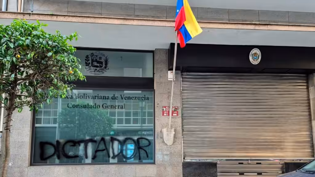 Vandalized front entrance of the Venezuelan consulate in Vigo, Spain. Photo: La IguanaTV.