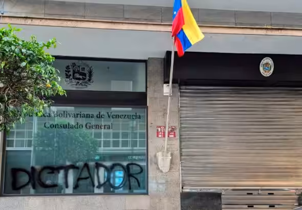 Vandalized front entrance of the Venezuelan consulate in Vigo, Spain. Photo: La IguanaTV.