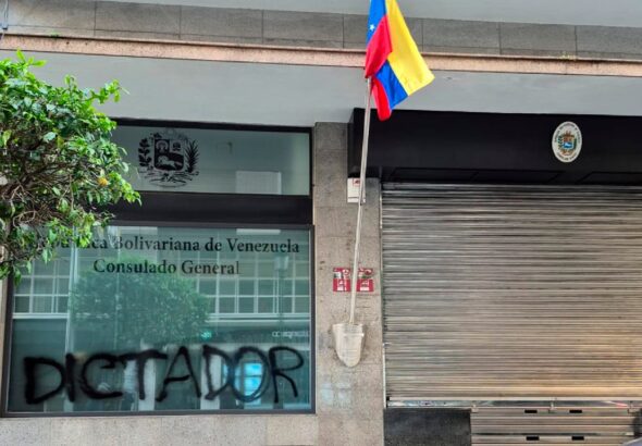 Vandalized front entrance of the Venezuelan consulate in Vigo, Spain. Photo: La IguanaTV.