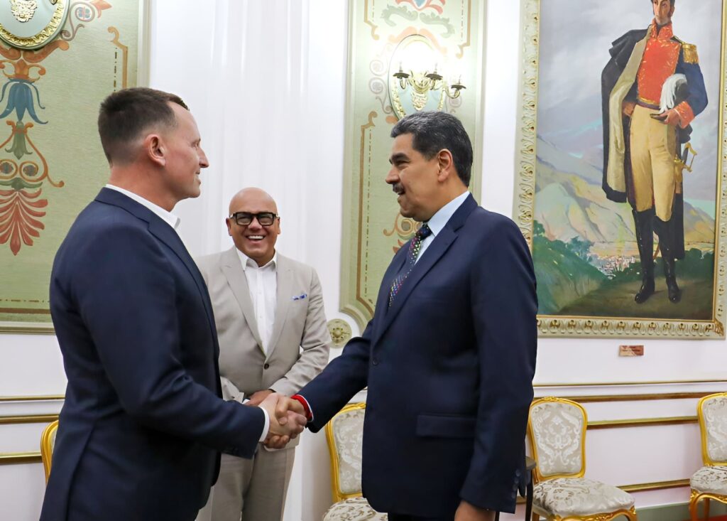 Venezuelan President Nicolás Maduro (right) shaking hands with US Special Envoy for Special Missions Richard Grenell (left), while Venezuelan National Assembly President Jorge Rodríguez looks on, Miraflores Palace, Caracas, January 31, 2025. Photo: Presidential Press.