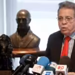 Late Venezuelan Attorney General Isaías Rodríguez issues statements to the press. File photo.