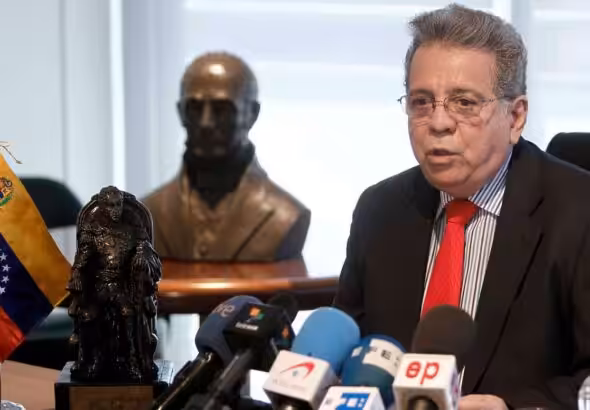 Late Venezuelan Attorney General Isaías Rodríguez issues statements to the press. File photo.