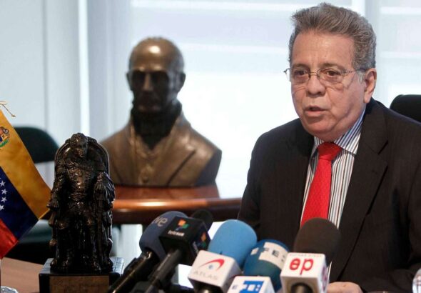 Late Venezuelan Attorney General Isaías Rodríguez issues statements to the press. File photo.