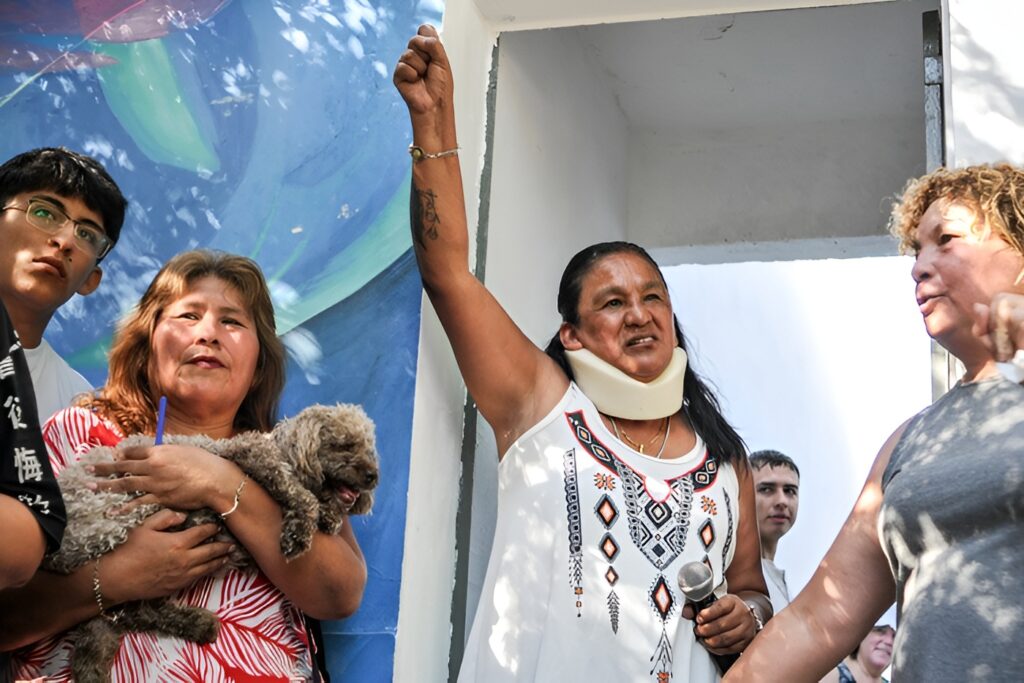 Argentinian grassroots leader Milagro Sala receiving the leaders of the caravan organized to raise awareness about the ninth year of her controversial imprisonment. Photo: Sandra Castasso/Pagina 12.