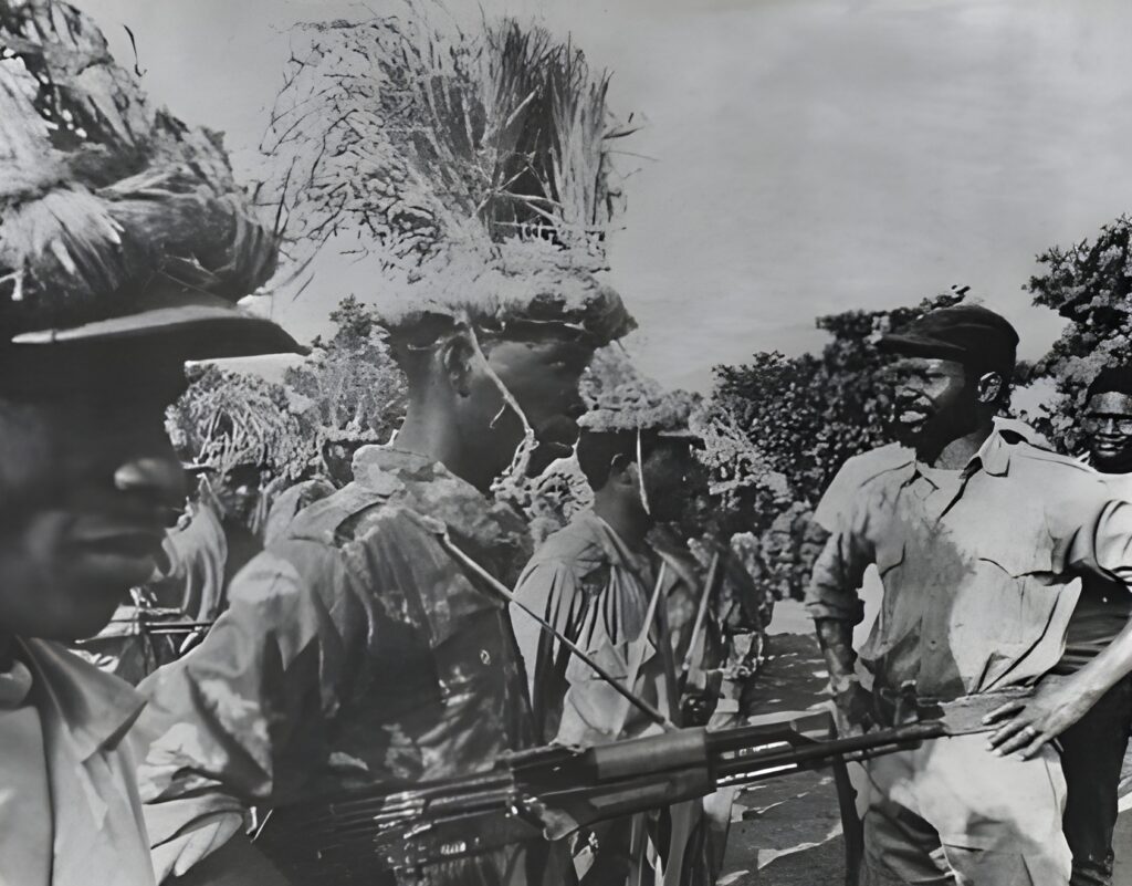 Samora Machel with FRELIMO troops during the Mozambican War of Independence. Photo: Wikipedia.