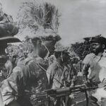 Samora Machel with FRELIMO troops during the Mozambican War of Independence. Photo: Wikipedia.