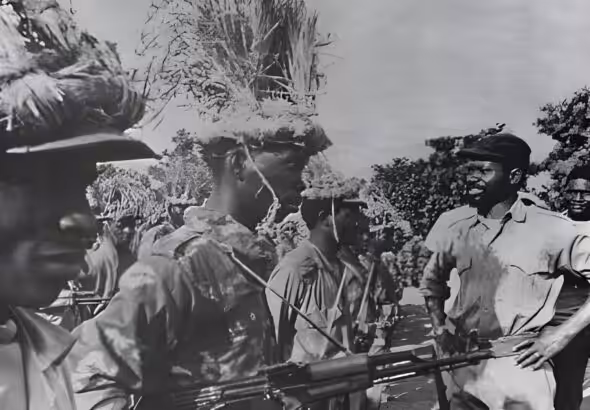 Samora Machel with FRELIMO troops during the Mozambican War of Independence. Photo: Wikipedia.