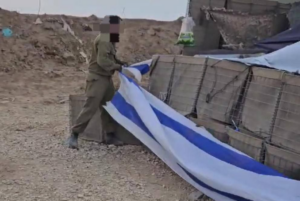 Israeli soldiers remove the Israeli flag from the Netzarim axis. Photo: Palestine Chronicle.