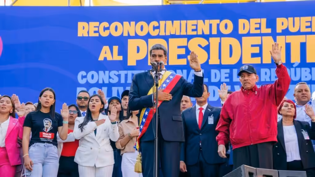 After the official ceremony in the National Assembly, Nicolás Maduro swore in with the people of Venezuela outside the Miraflores Palace. Photo: Zoe Alexandra.