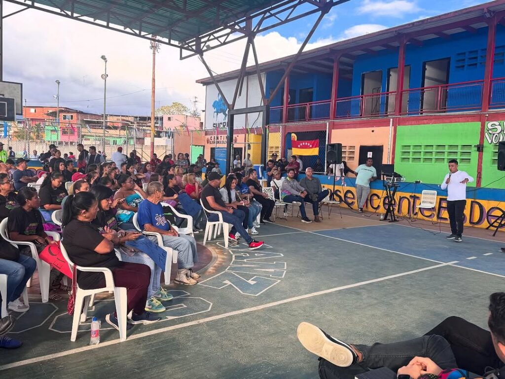Venezuelan citizens gather in Petare, Caracas, to identify the communal projects that will selected in the upcoming communal consultation on February 2. Photo: IG/@pinfantea.