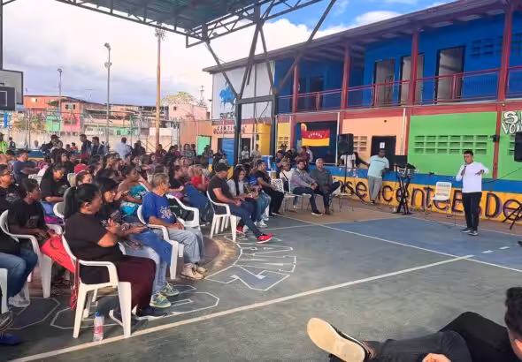 Venezuelan citizens gather in Petare, Caracas, to identify the communal projects that will selected in the upcoming communal consultation on February 2. Photo: IG/@pinfantea.
