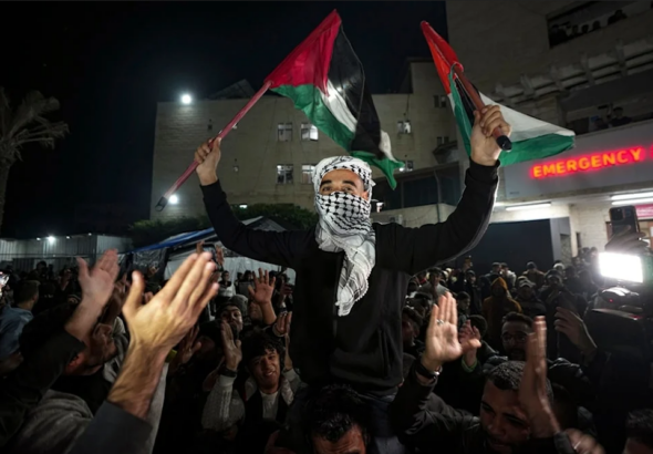 Palestinians in Deir al-Balah, central Gaza, celebrate the announcement of a ceasefire deal between the Palestinian Resistance and the Zionist occupation in January 15, 2025. Photo: AP.
